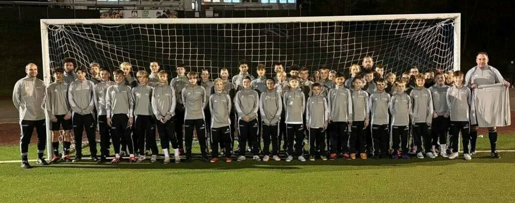 Herkules stattet DFB Stützpunkt Siegen mit Trainingskleidung aus