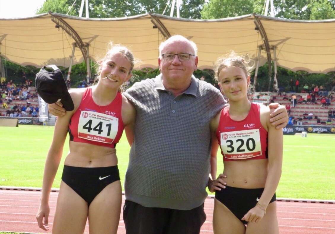 Trainer Armin Kring mit Kira Krönert und Lara Hoffmann