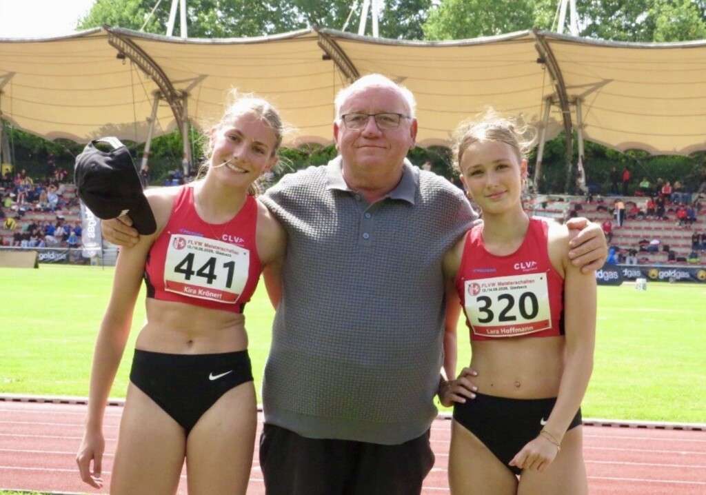 Trainer Armin Kring mit Kira Krönert und Lara Hoffmann